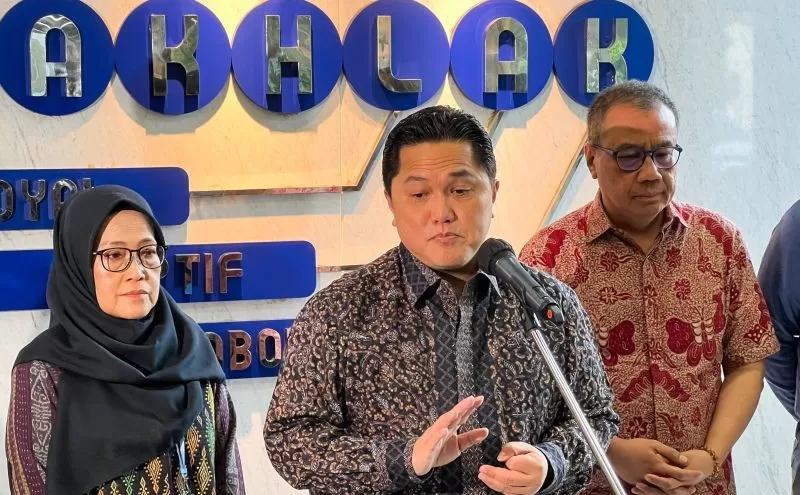 Menteri Badan Usaha Milik Negara (BUMN) Erick Thohir (tengah) dalam jumpa pers seusai rapat bersama Direktur Utama Garuda Indonesia, Citilink, Pelita Air, InJourney Airports, dan AirNav Indonesia ( ANTARA/Harianto)