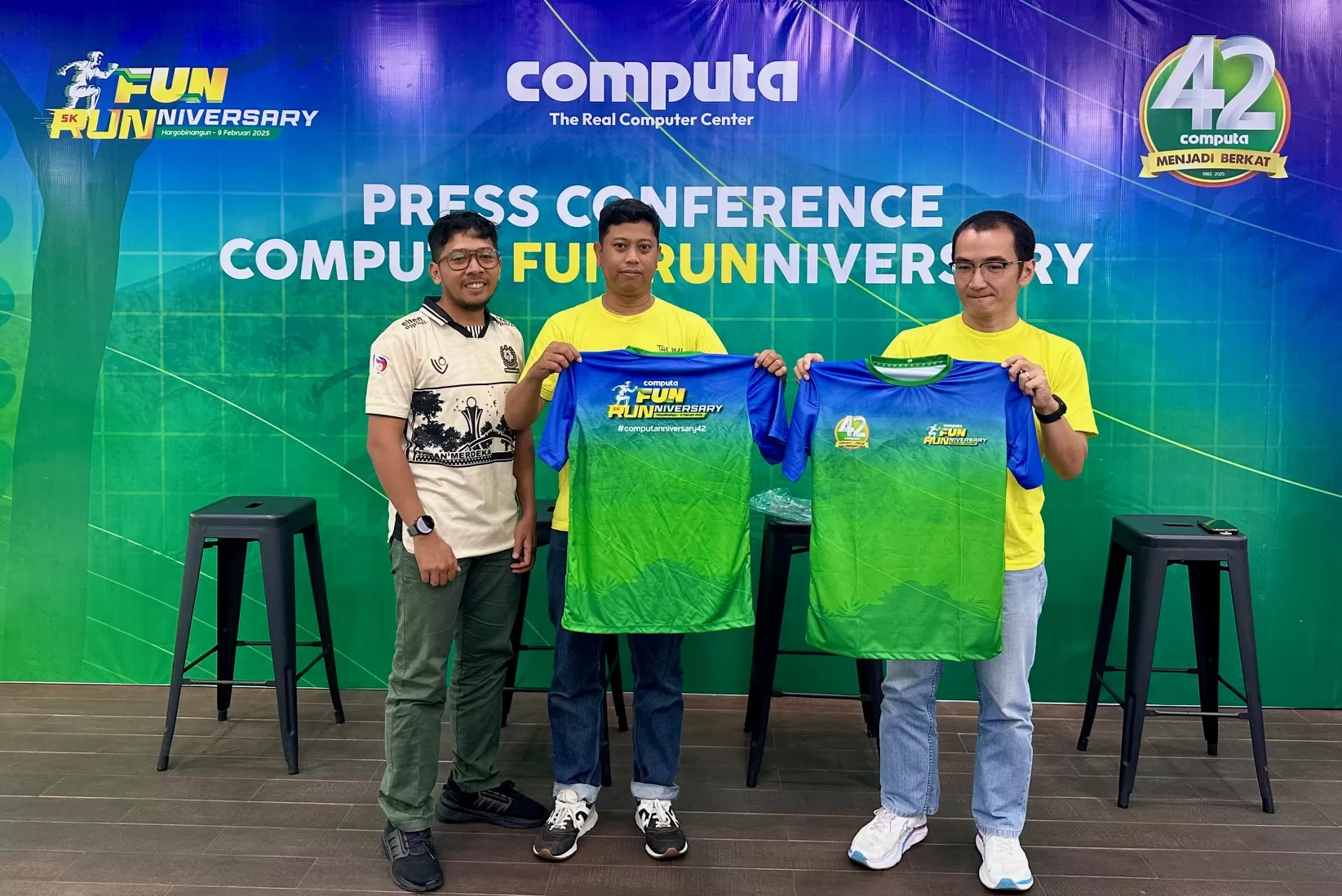 Penyelenggara saat berfoto untuk media (Harminanto) 