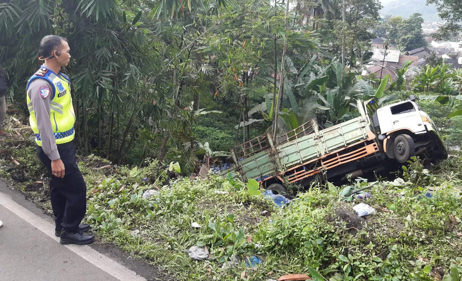 Truk bermuatan galon air mineral terguling di Karangreja Purbalingga (Toto R)