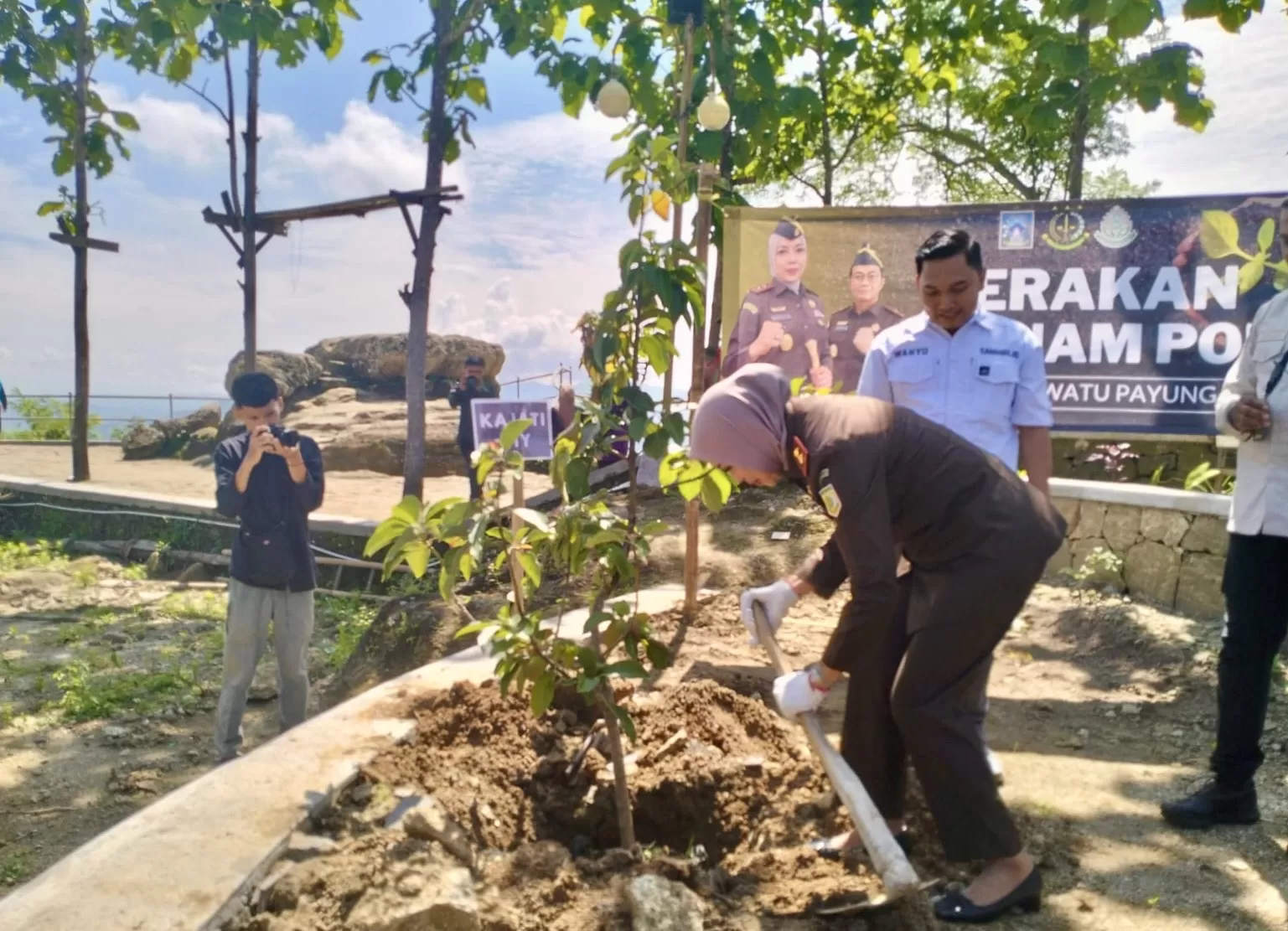   Kajati DIY tanam pohon dengan latar keindahan Watu Payung Sambirejo Prambanan Sleman (Harminanto)