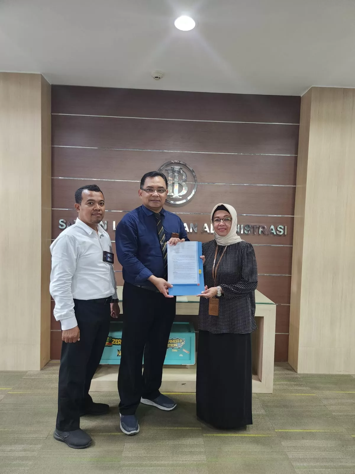 Dr Bagus Irawan (tengah) saat menerima SPK kerjasama