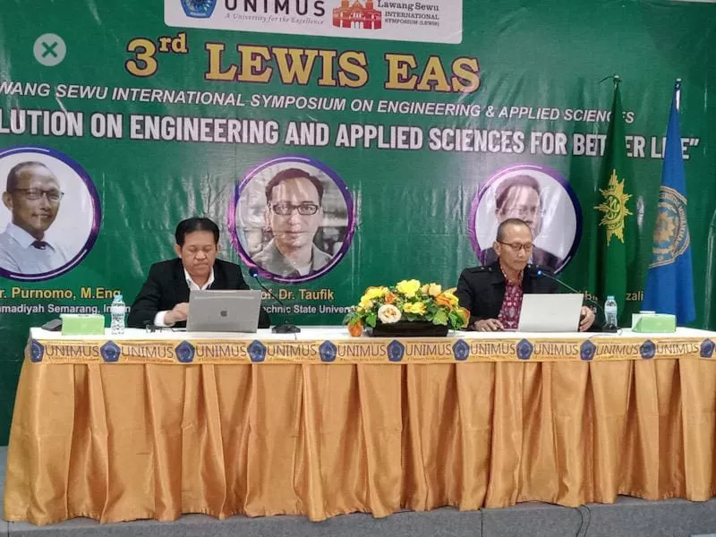 Prof Dr Purnomo (kanan) saat berbicara di forum LEWIS (foto Sugeng I)