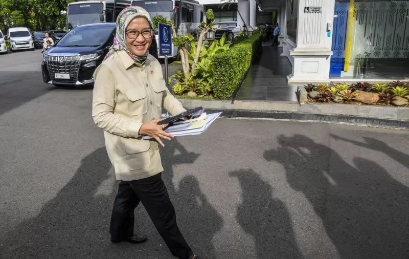 Menpan RB Rini Widyantini menyapa wartawan saat ditemui di Kompleks Istana Kepresidenan, Jakarta, Selasa (7/1/2025), sebelum menghadiri rapat bersama Presiden Prabowo Subianto.  (ANTARA FOTO/Galih Pradi)