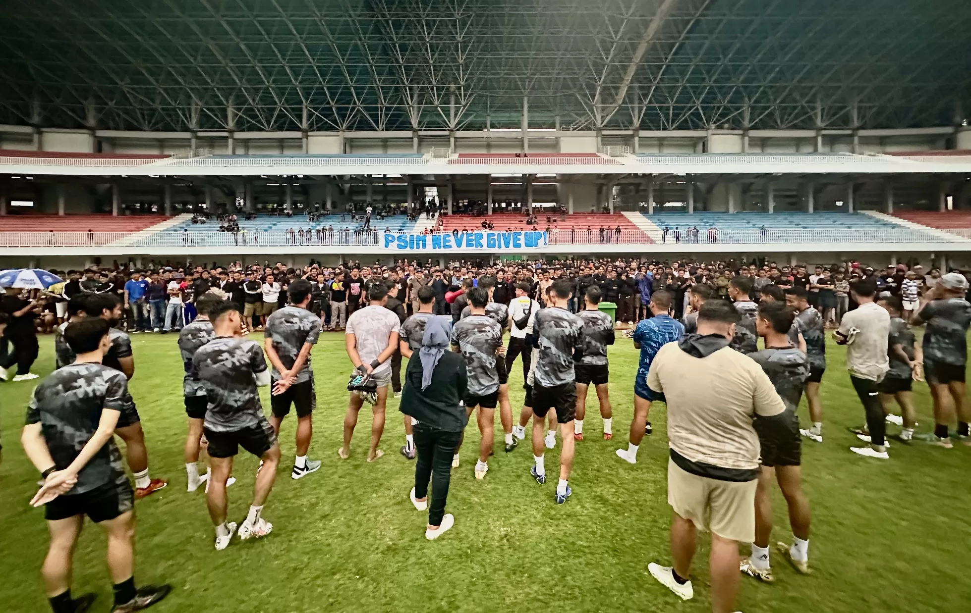Skuad PSIM saat mendapat dukungan ribuan suporter saat latihan di Mandala Krida jelang lawan Persiku   (Ist)
