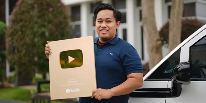 Ade Irwan, atau lebih dikenal sebagai AD REVIEW. 