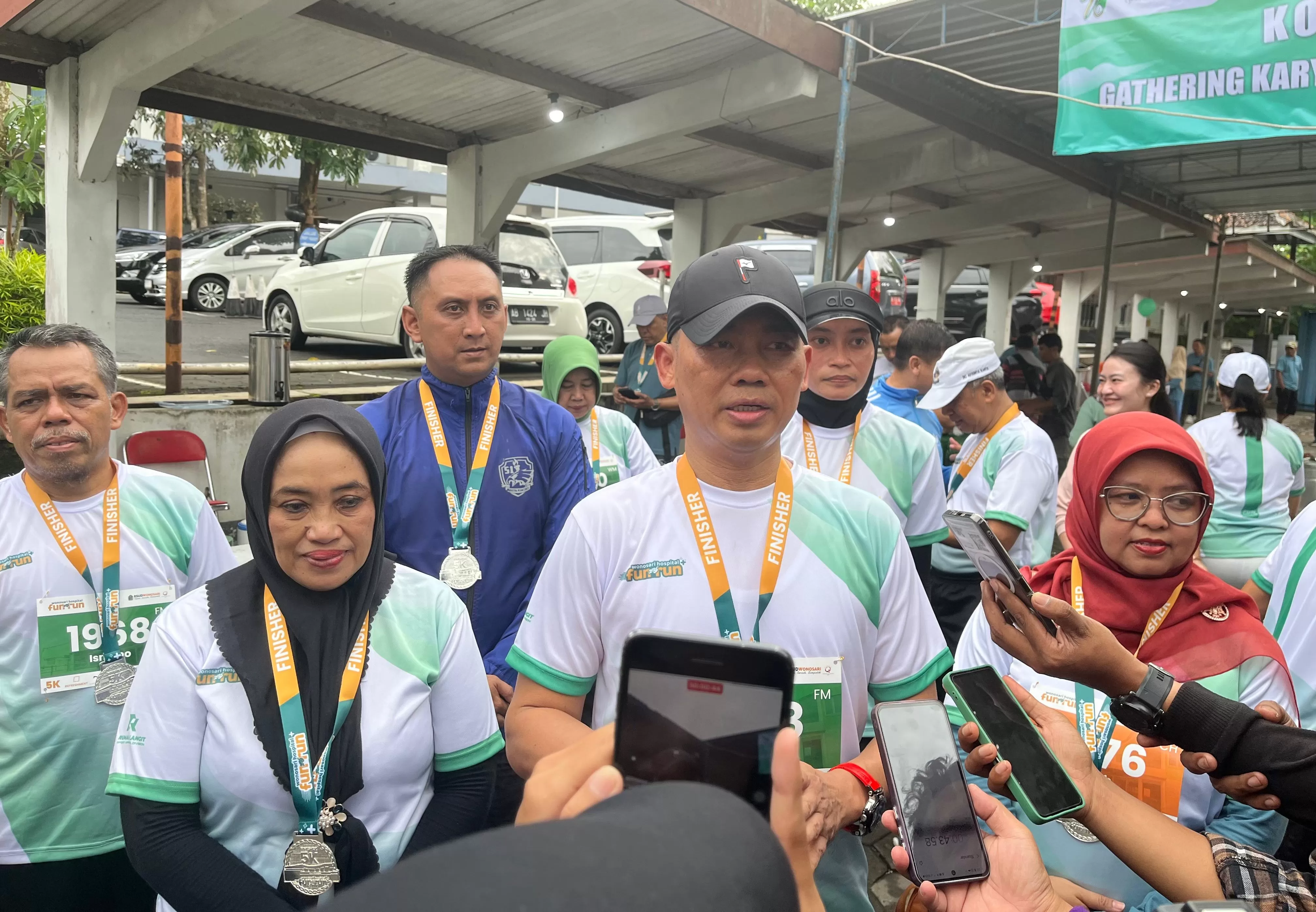 H Sunaryanta memberikan keterangan kepada media. (Dedy EW)