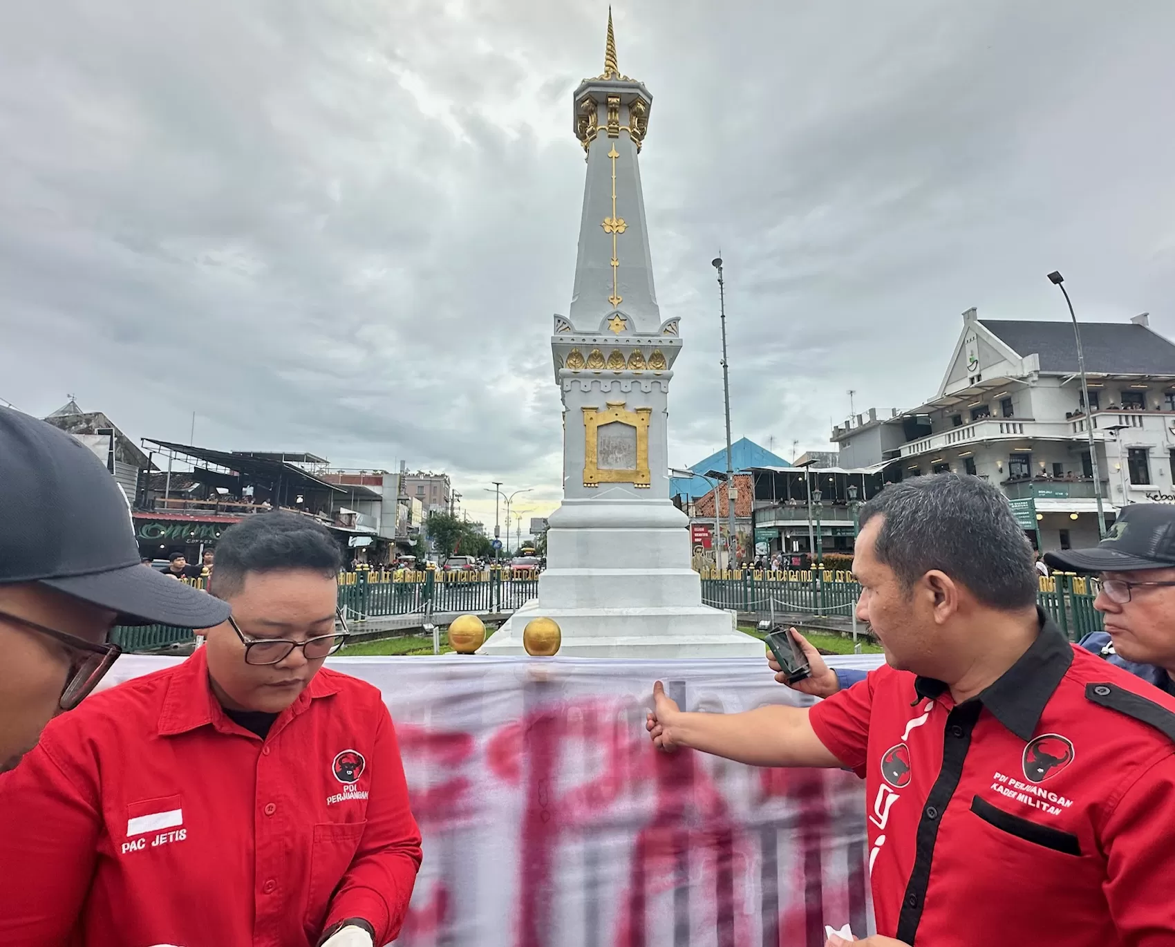 Eko Suwanto memulai jap jempol darah bentuk setia Megawati Soekarnoputri (Harminanto)  