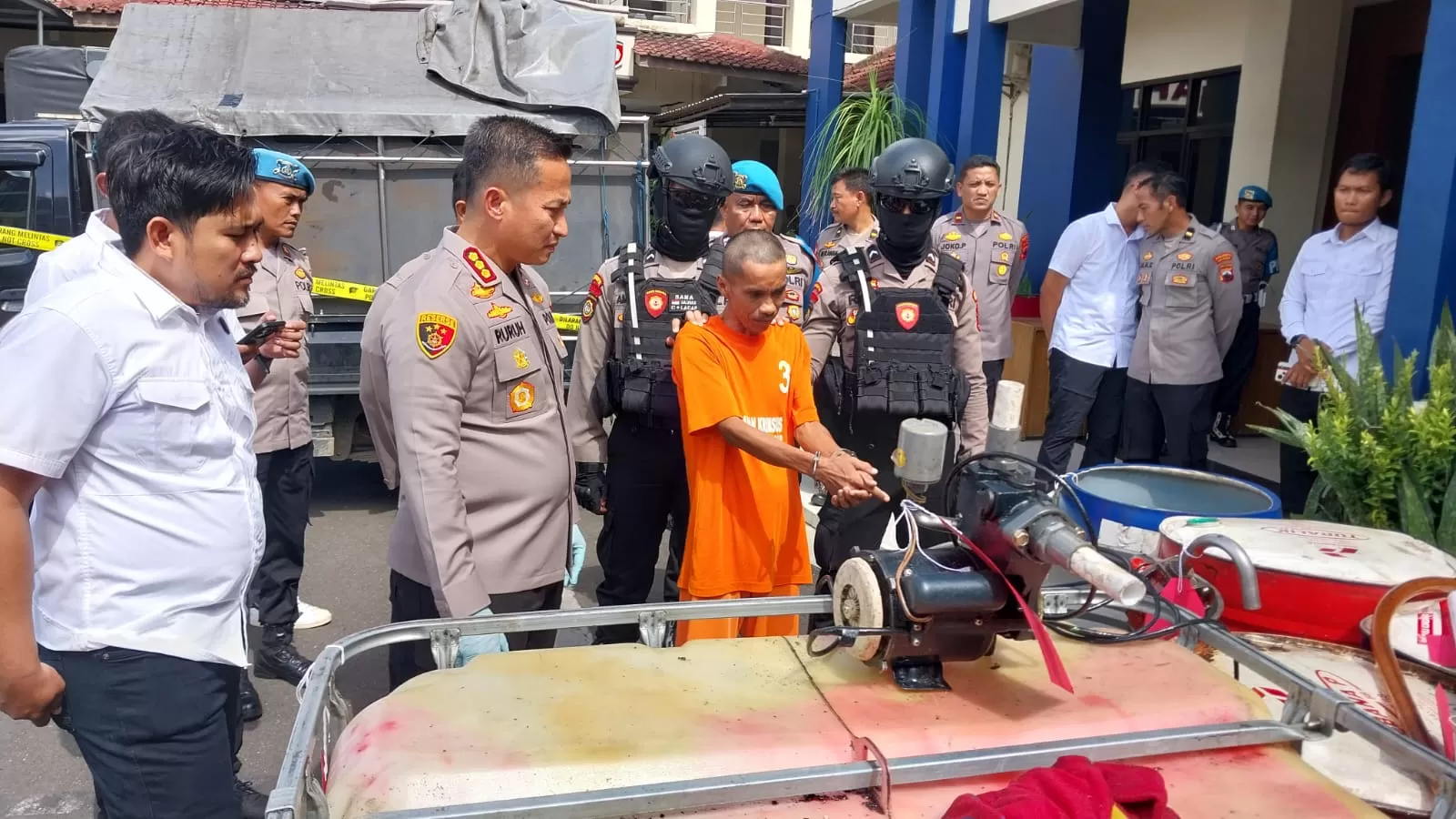 Tersangka BP menjelaskan kepada Kapolresta Cilacap Kombes Ruruh Wicaksono cara mengoplos oli palsu (R Maksum Noor)
