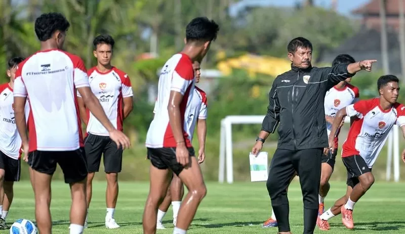 Arsip foto - Pelatih Timnas U-20 Indonesia Indra Sjafri (kedua kanan) memberikan instruksi saat memimpin pemusatan latihan di Training Center Bali United, Pantai Purnama, Gianyar, Bali ( ANTARA FOTO/Fikri Yusuf)