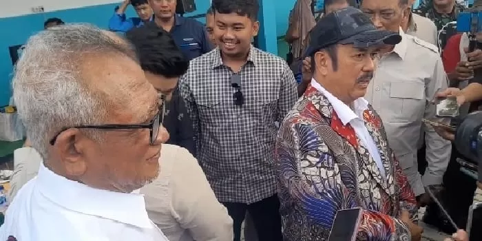 Kepala Bappenas Rachmat Pambudy (bertopi) bersama H Puspo Wardoyo Yayasan Bangun Gizi Nusantara (kiri). 