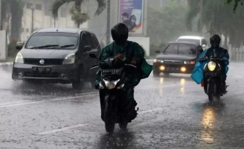 Ilustrasi: Sejumlah kendaraan menembus hujan lebat.  (ANTARA FOTO/JESSICA HELENA WUYSANG)