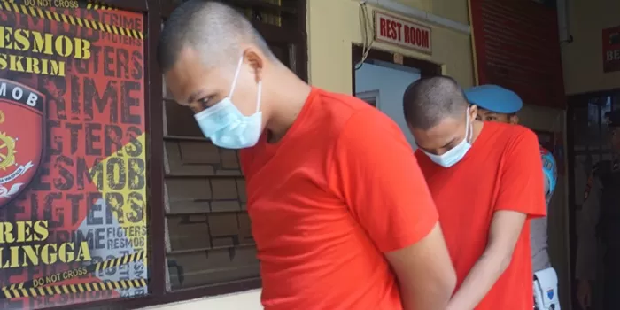 Tersangka AC dan DR di Mapolres Purbalingga. (Foto: Toto R)