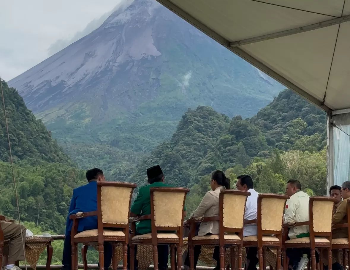 Sultan bersama para pemuda berdialog dengan pemadangan Merapi (Harminanto)