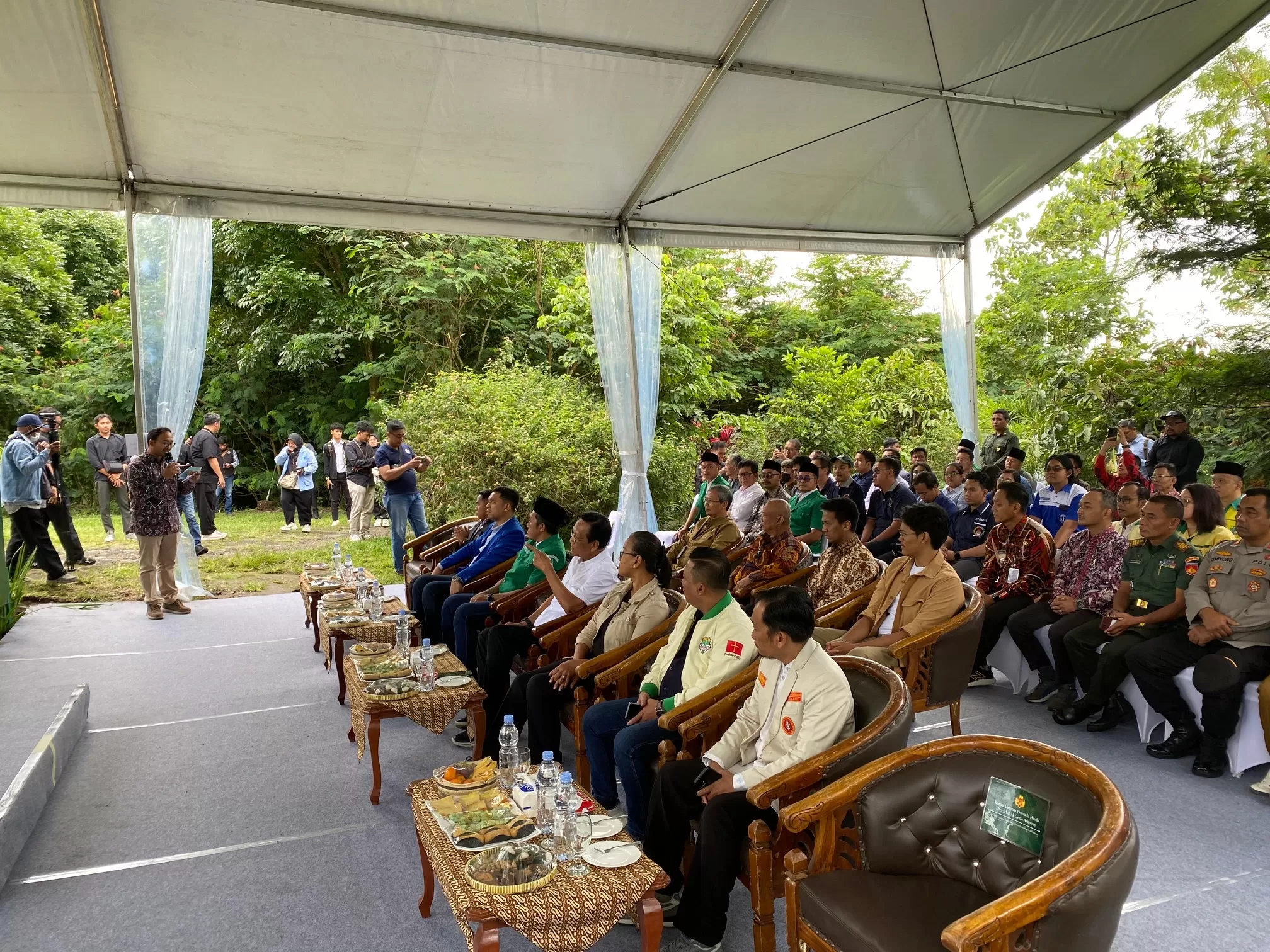   Perwakilan anak muda Budha membuka dan membaca doa