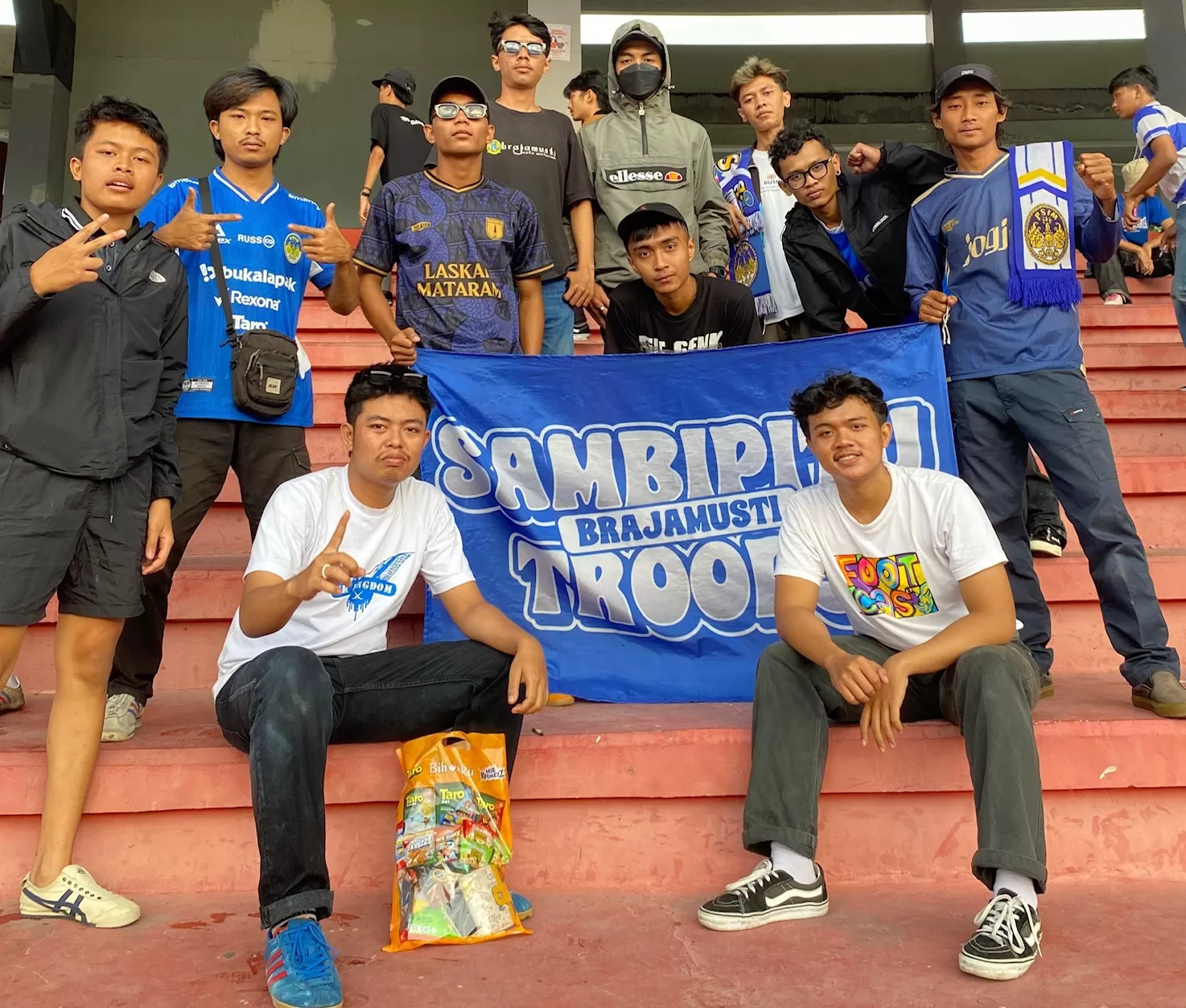 Komunitas Sambipitu Troops saat berfoto, bersama keranjang snack berisi hp dan dompet yang ditemukan (ist)