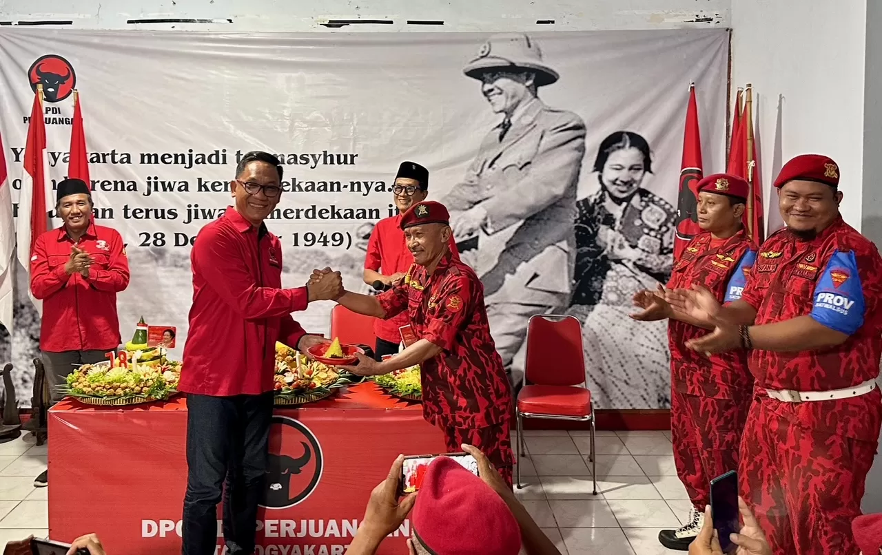 Wawan Harmawan mendapat potongan tumpeng dari Satgas Andika Wiratama Kota Yogyakarta (Harminanto) 