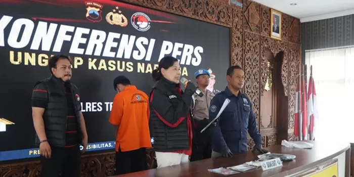 Tersangka beserta barang bukti. (Foto: Zaini A)