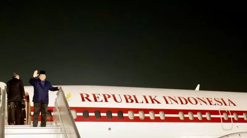 Presiden RI Prabowo Subianto (kanan) melambaikan tangan tanda perpisahan sesaat sebelum masuk kabin pesawat di Pangkalan Udara (AFS) Palam, New Delhi, India, Minggu (26/1/2025) malam (ANTARA/HO-BPMI Sekretariat Presiden)