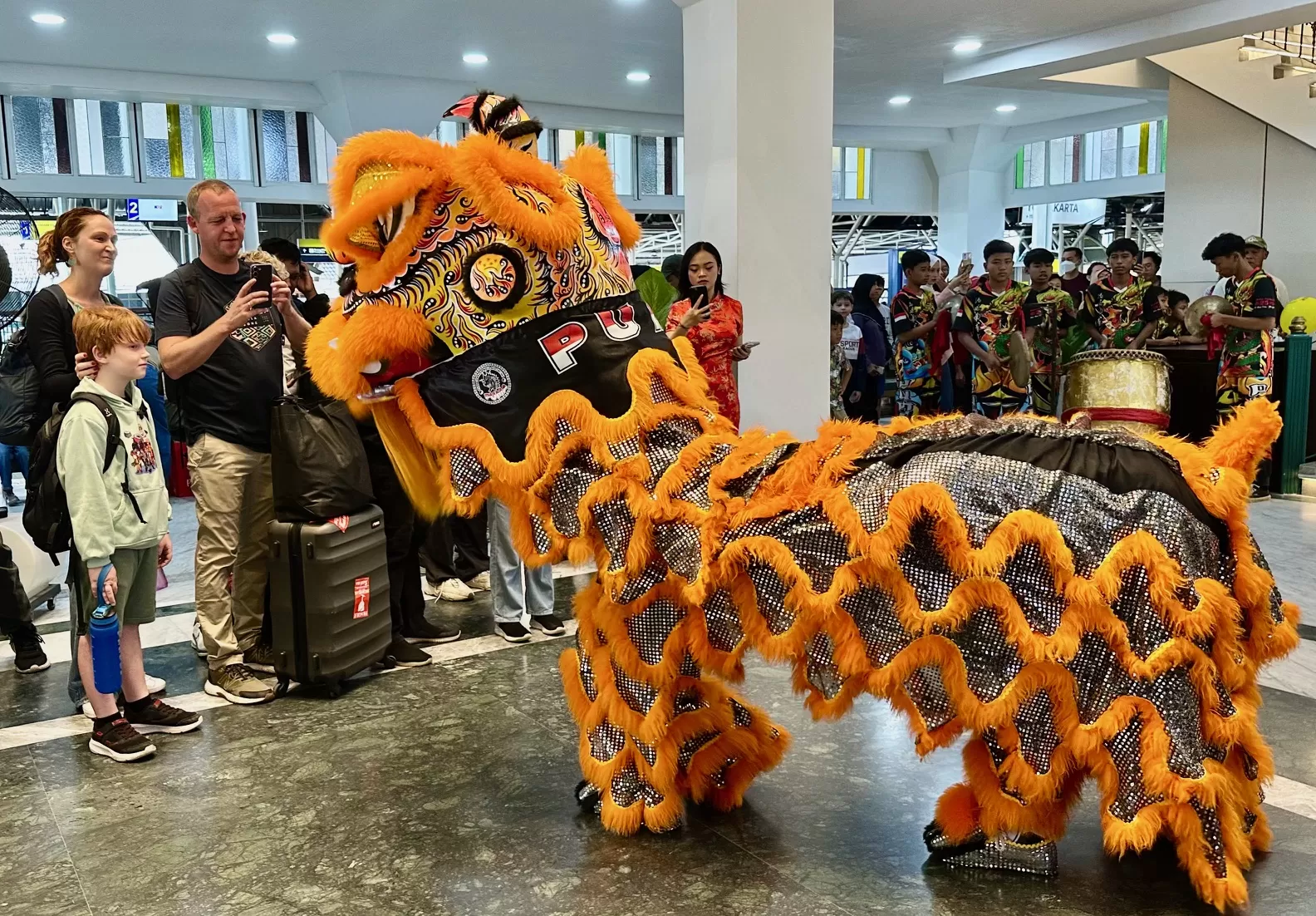 Barongsai hibur penumpang kereta api di Stasiun Yogyakarta (Harminanto)