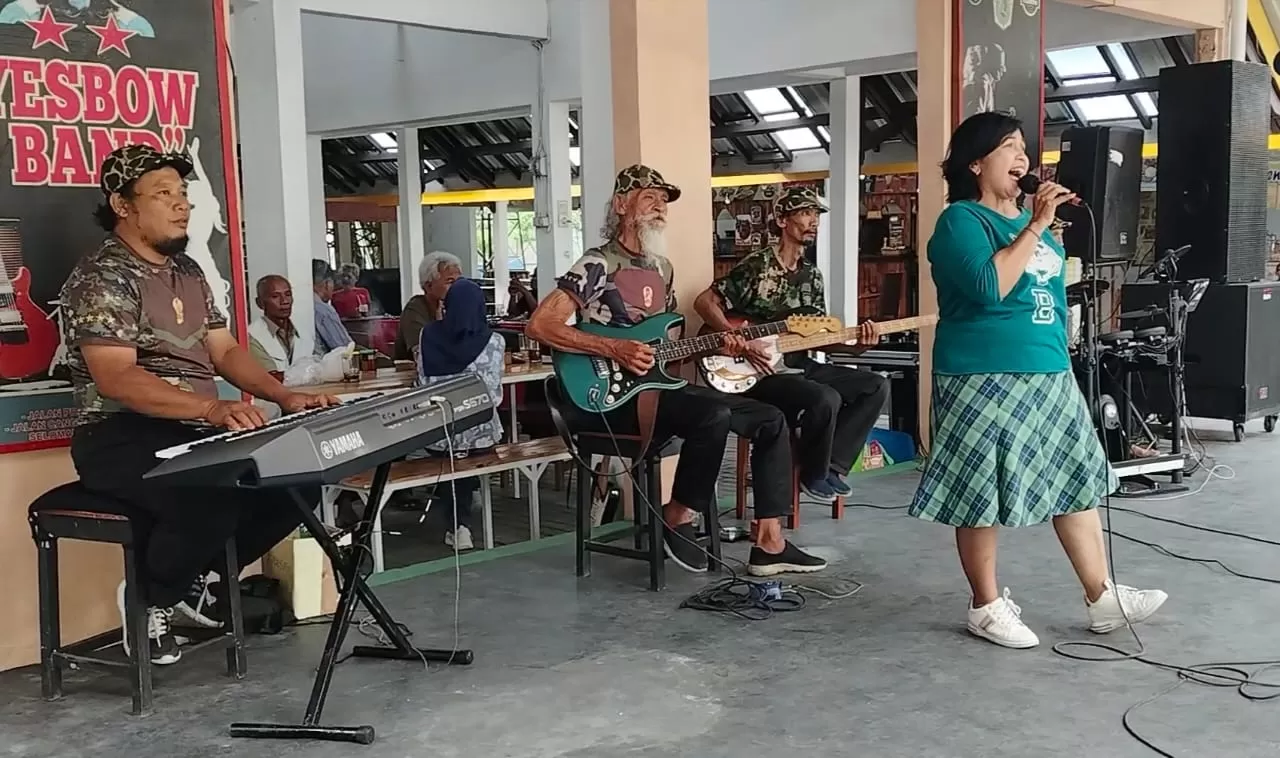 Penampilan Yesbo Band ketika menggiringi salah satu komunitas lagu  kenangan di Taman Kuliner Pasty (Foto; Primaswolo S)