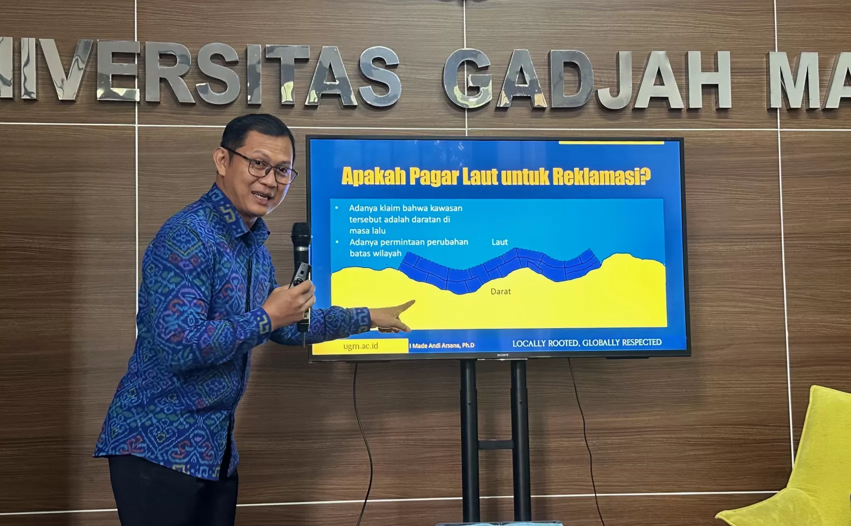 Made Andi Arsana saat memberikan pemaparan terkait pagar laut (Harminanto)