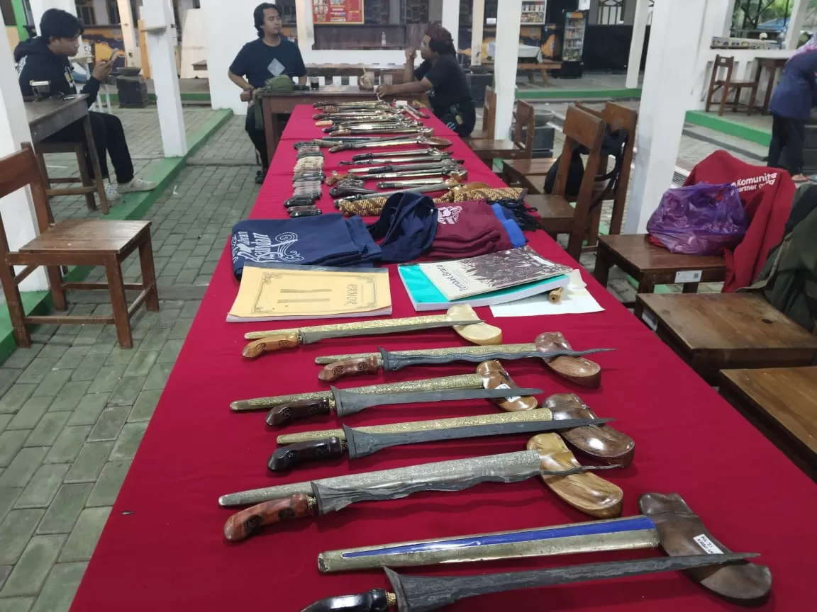 Berbagai koleksi keris yang ditampilkan secara rutin di Taman Kuliner Pasty setiap Sabtu dan Minggu (Foto: Primaswolo S)