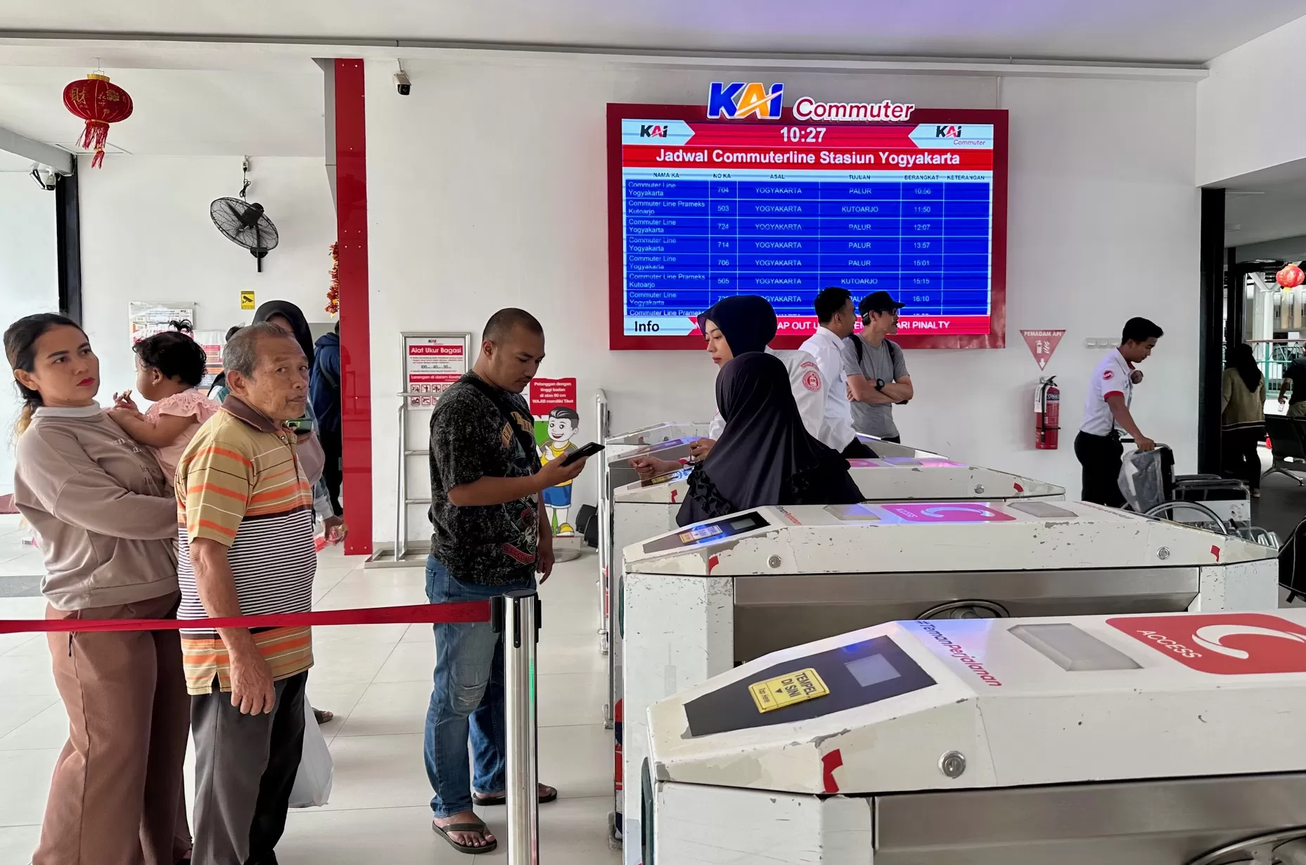   Penumpang KRL Jogja Palur saat hendak masuk di Stasiun Yogyakarta (Harminanto)