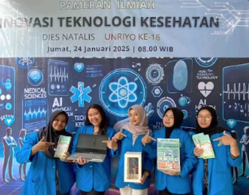 Mahasiswa Fakultas Ilmu Kesehatan Unriyo menunjukkan karya di bidang teknologi kesehatan dalam kegiatan pameran inovasi teknologi kesehatan.   (Ist)