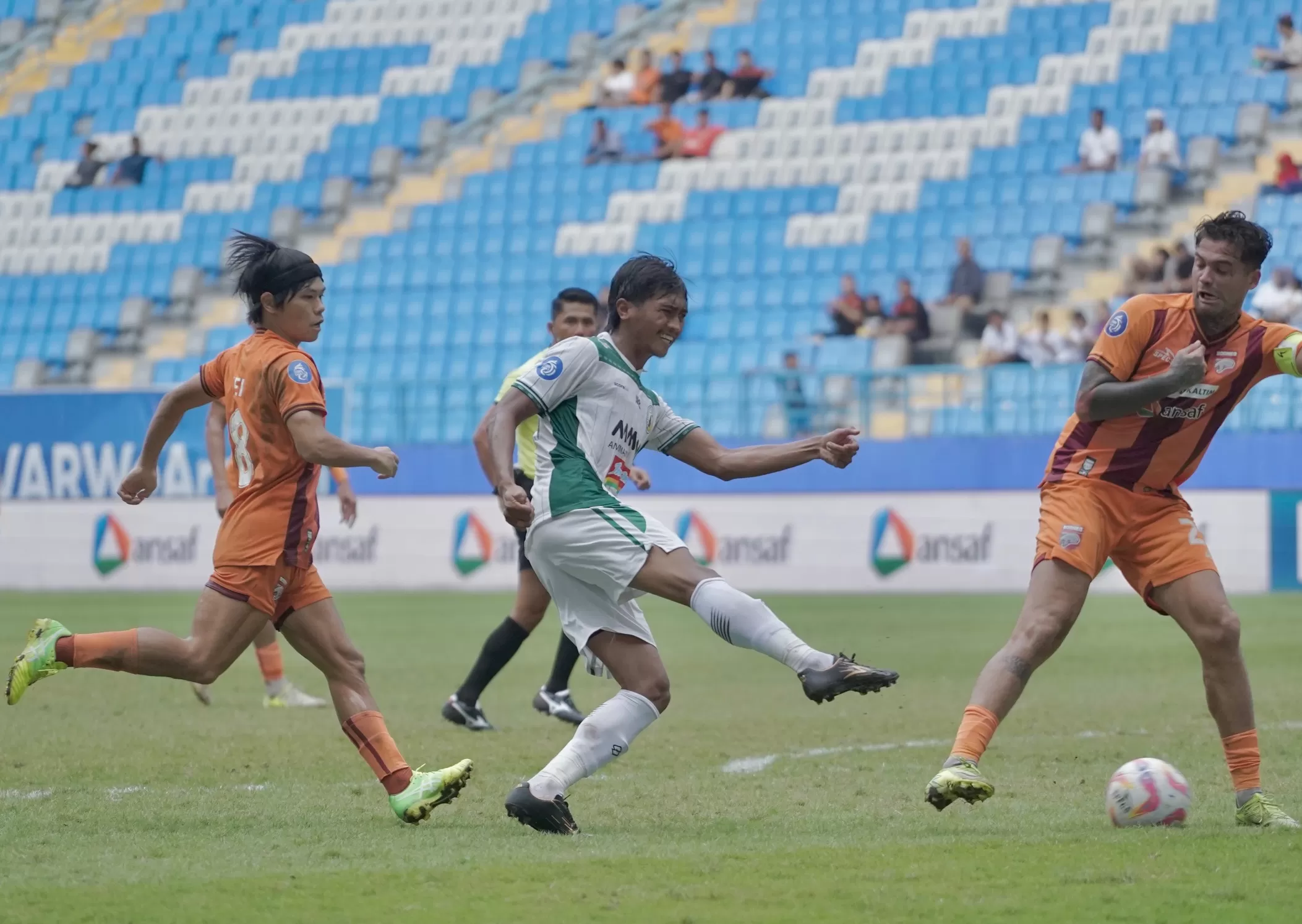 Pemain PSS Jayus Hariono berusaha melepaskan sepakan dikawal dua pemain Borneo FC (Ist)