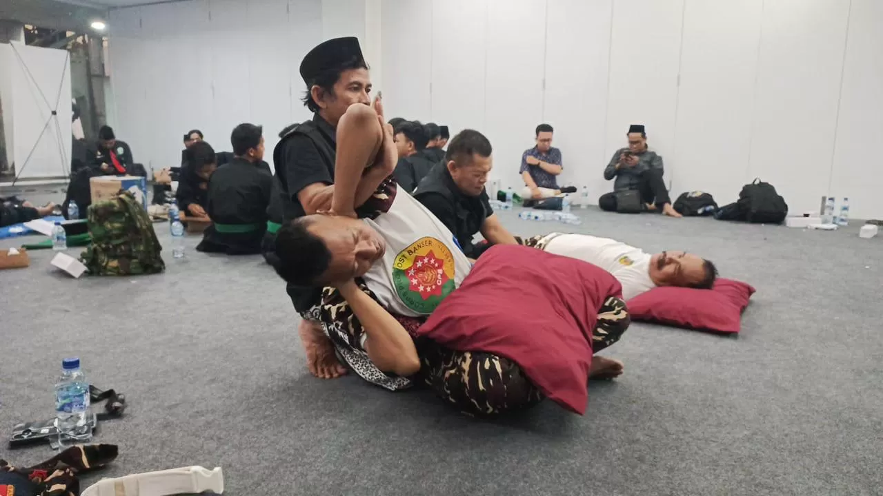 Tim Pertabiban Pagar Nusa sedang melakukan layanan kesehatan (Foto: Istimewa)