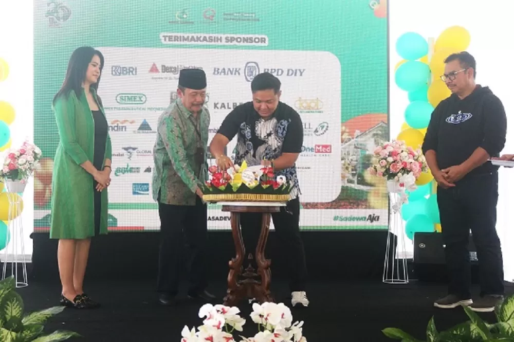 Pemotongan Tumpeng penanda HUT Ke-20, RSKIA Sadewa Yogyakarta Tahun 2025 disaksikan dr. Hasto Wardoyo, Sp,OG (K), selaku owner RSKIA Sadewa (kanan) (Ist)