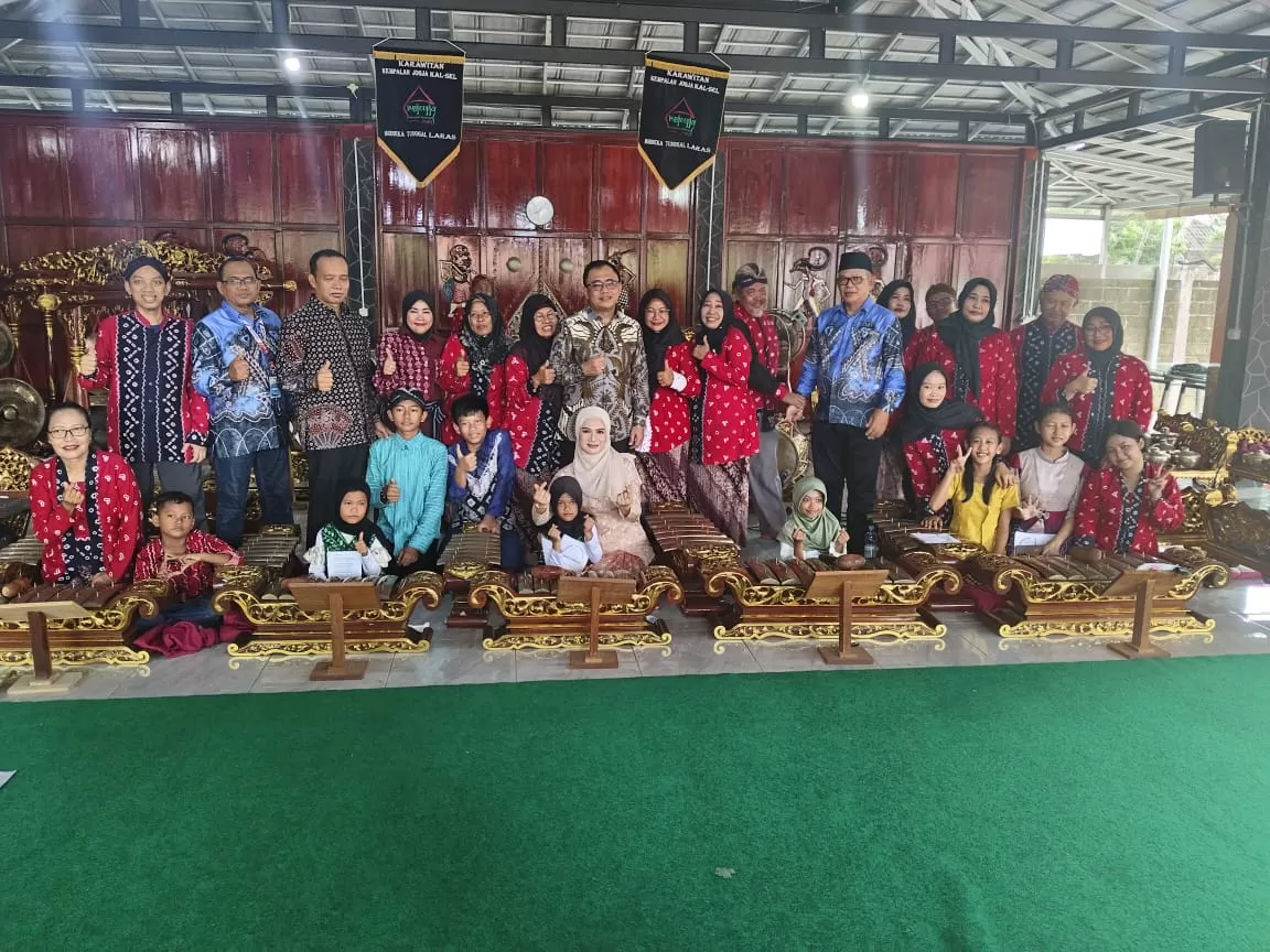 Pimpinan DPRD DIY, PWI dan masyarakat DIY di Kalsel bersama para penabuh gamelan di Pendopo Budaya KeJogjaKalsel (Foto Primaswolo_