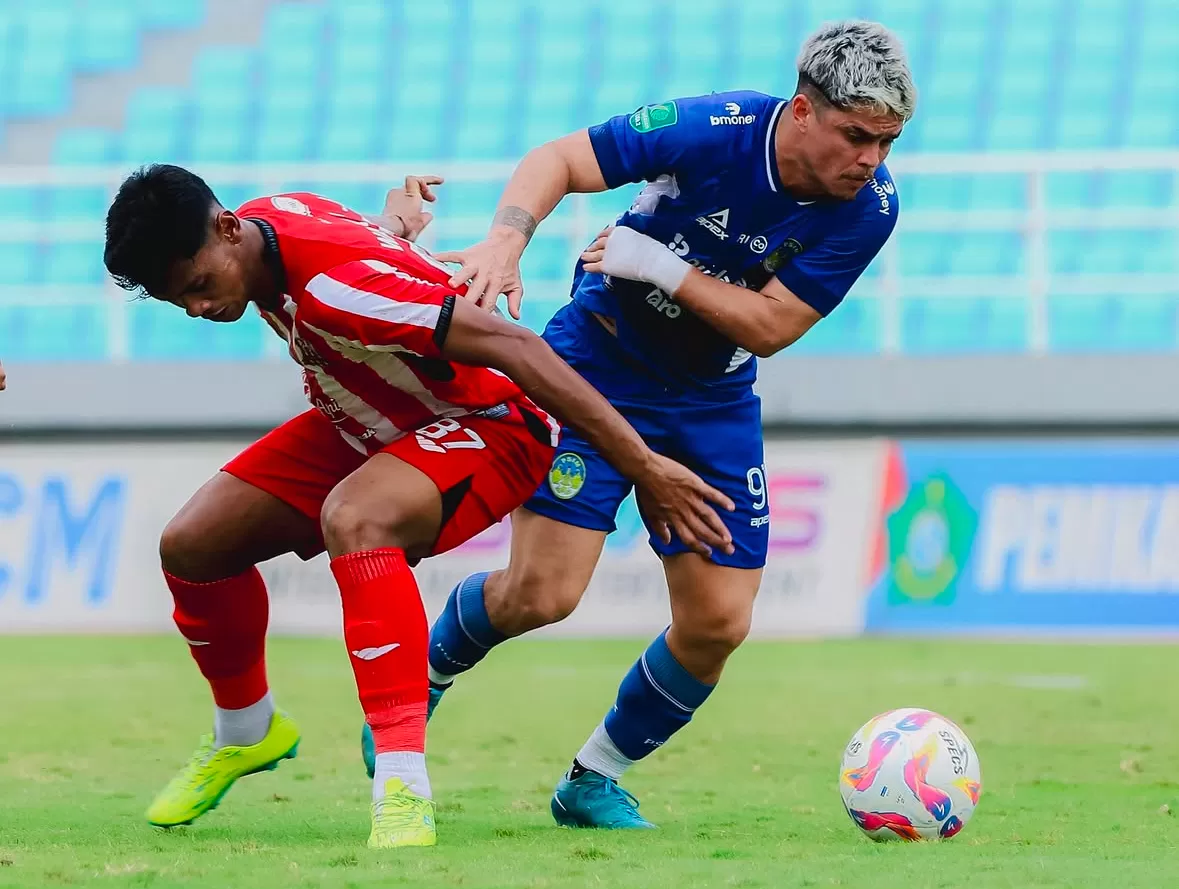 Rafa Rodrigues saat melewati pemain Deltras (instagram PSIM)