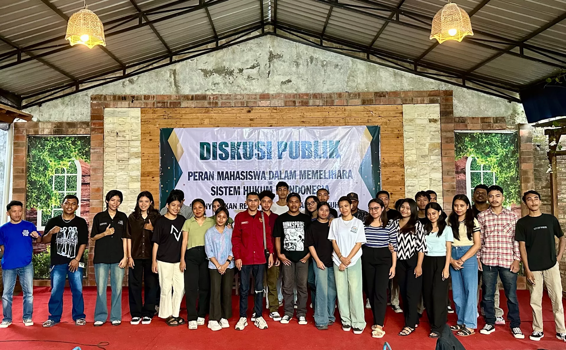 Mahasiswa peserta diskusi saat berfoto (Harminanto)