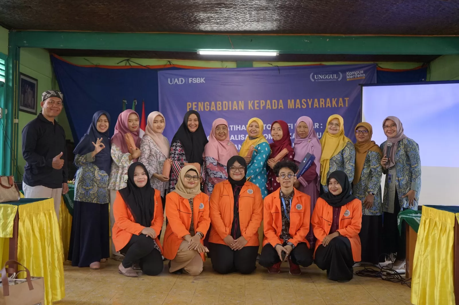 Tim pengabdian masyarakat UAD bersama sebagian peserta. (foto: Dok)