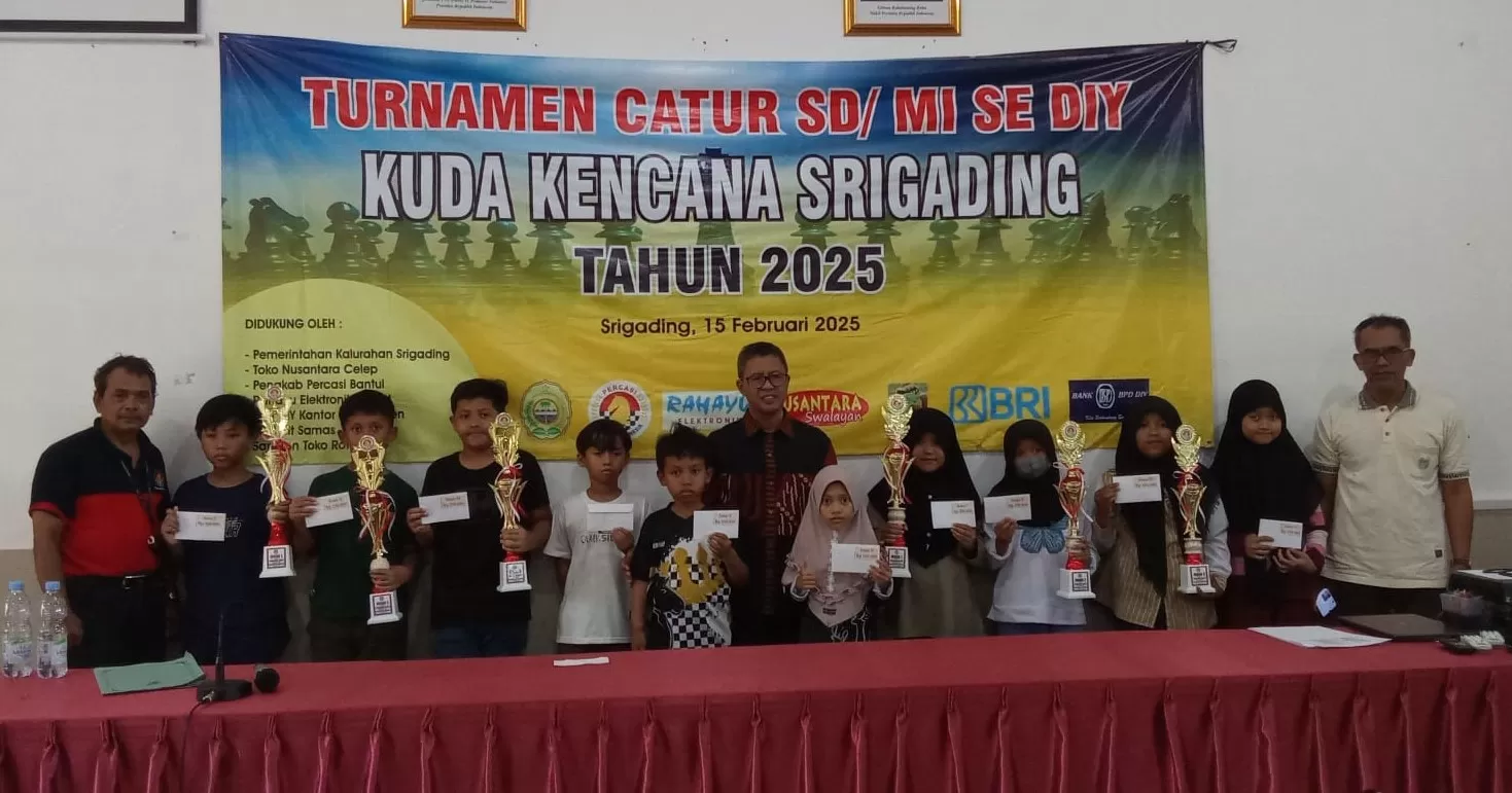 Para juara putra-putri kejuaraan catur Kuda Kencana Srigading, Bantul bersama ketua panitia Sutanto (tengah) dan Pengurus Pengcab Percasi Bantul   (Ist)