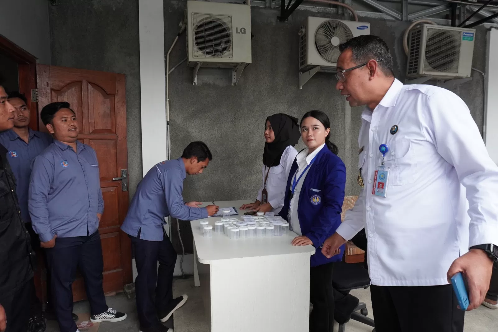 Kepala BNN Kabupaten Sleman saat memantau pelaksanaan tes urin karyawan PT Pinland Properti.