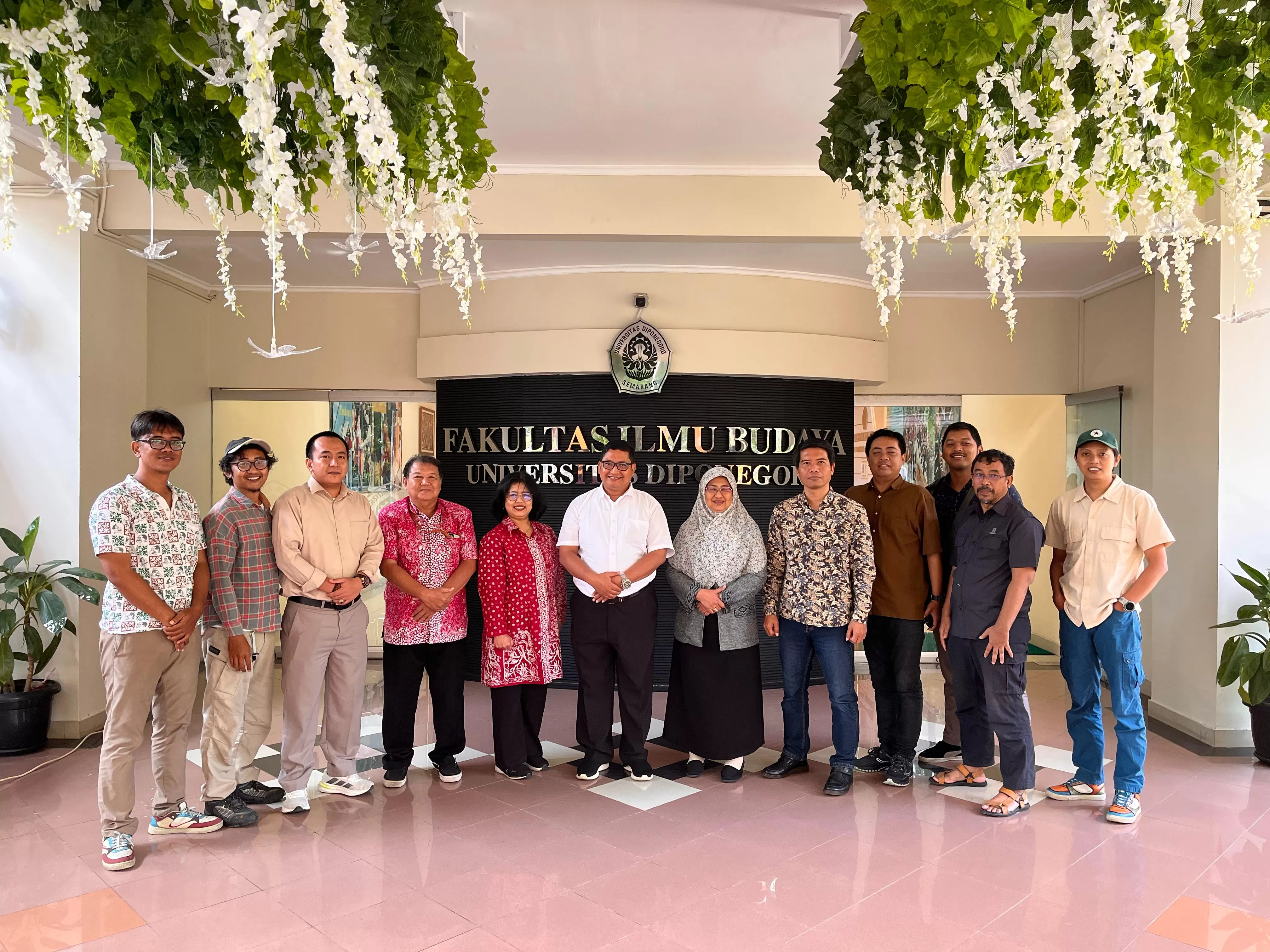 Dekan (tengah, baju putih) bersama sejumlah alumni yang bekerja sebagai wartawan.