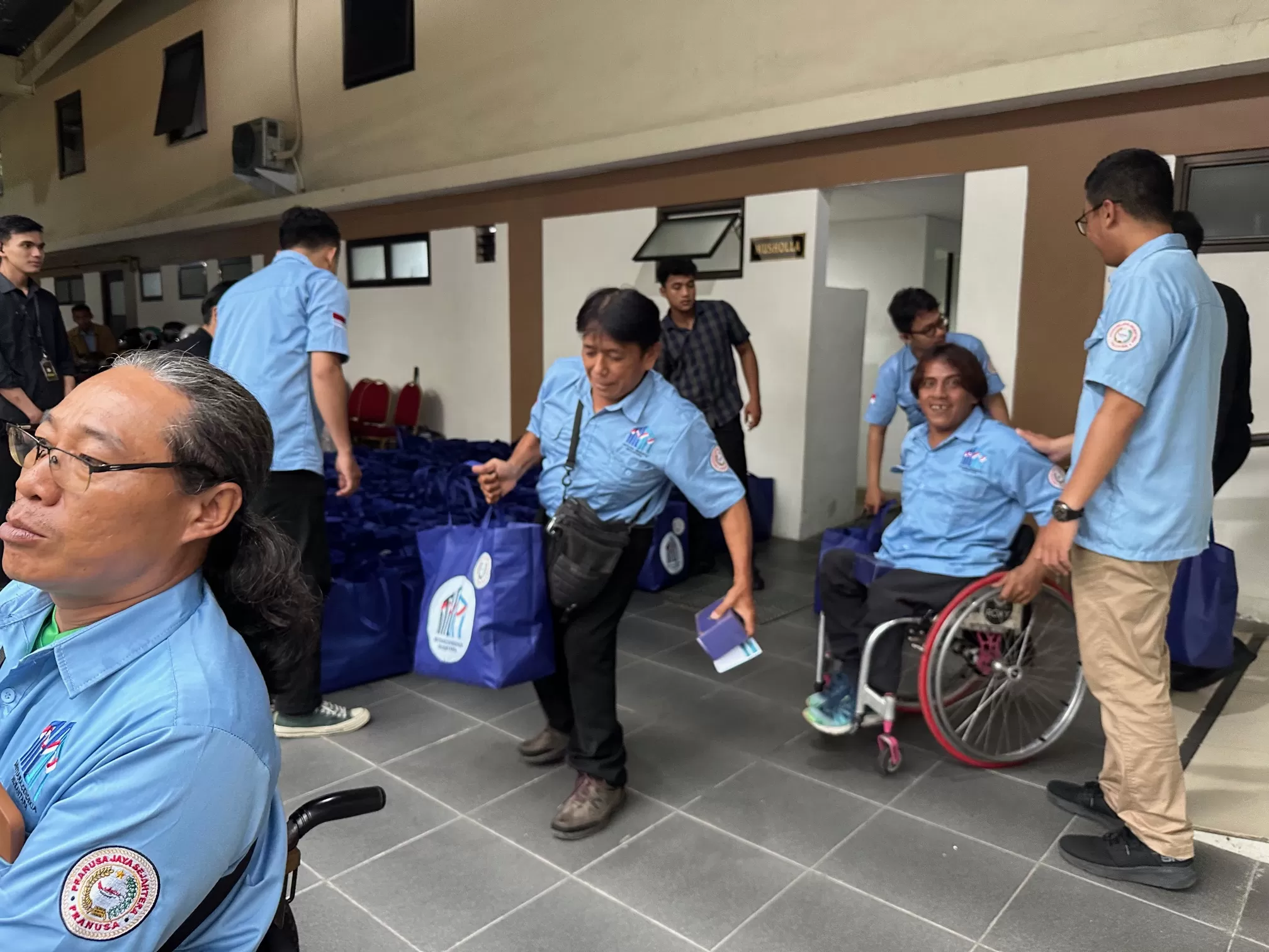 Difabel saat mendapatkan bantuan (Harminanto)