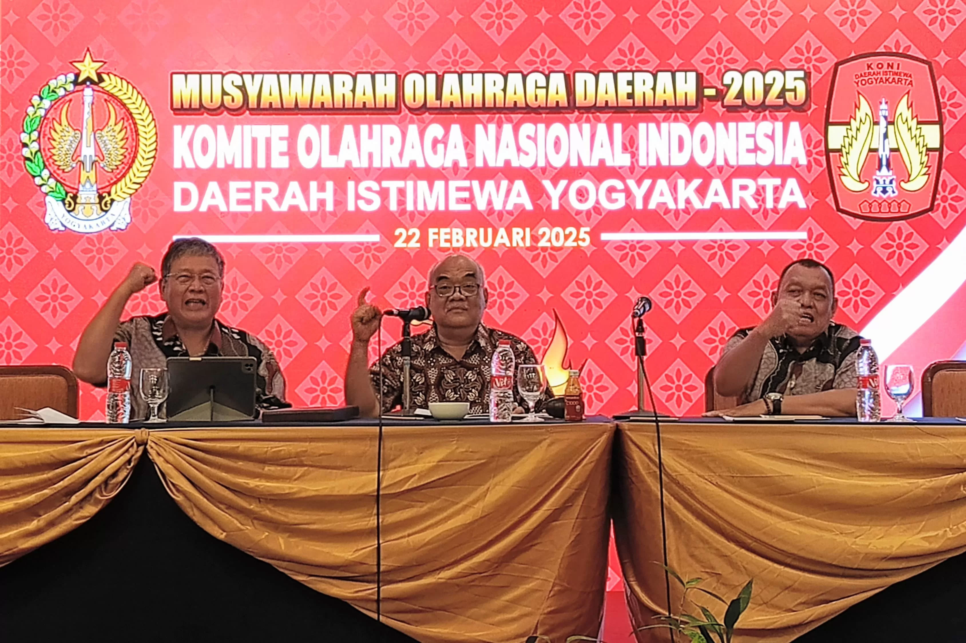Sri Paduka Paku Alam X (tengah) didampingi dua anggota tim formatur, KMT A Tirtodiprojo (kiri) dan Aji Karnanto SE MM (kanan)..   ( Adhitya Asros)