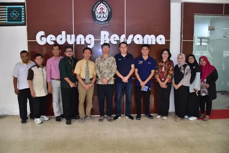 Dekan, dosen, dan Manajemen perusahaan berpose bersama