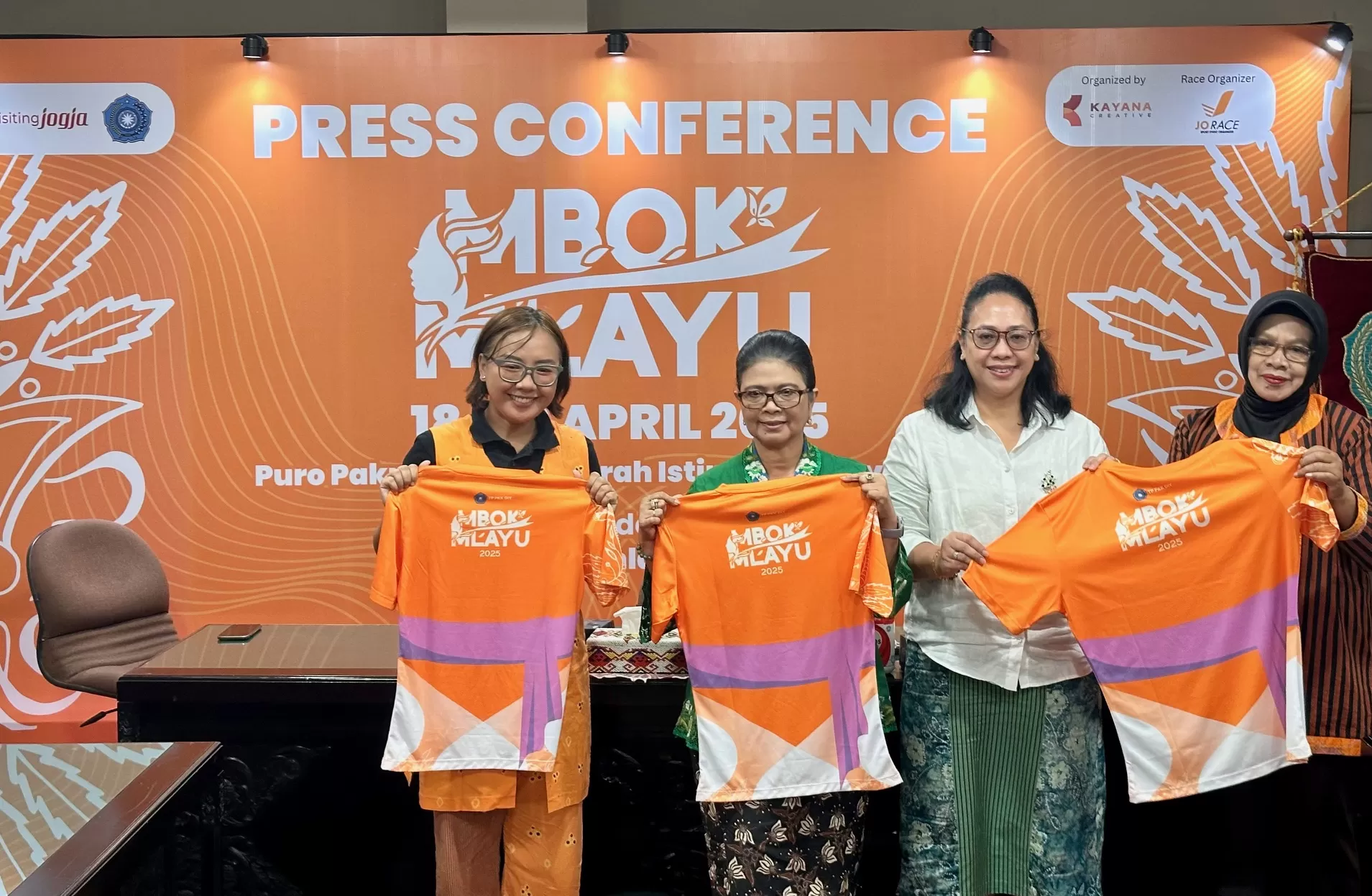 Penyelenggara Mbok Mlayu saat memperkenalkan jersey (Harminanto)