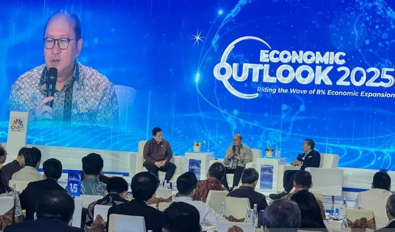 CEO Badan Pengelolaan Investasi Daya Anagata Nusantara (BPI Danantara) Rosan Roeslani dalam Indonesia Economic Outlook 2025 di Jakarta, Rabu (26/2/2025).  (ANTARA/Harianto )