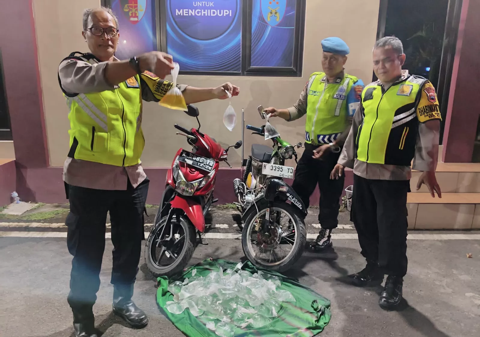 Perang Air terjadi pada malam Ramadan di Kudus.  Petugas Polsek Kudus Kota mengamankan barang bukti bungkusan air, di antaranya ditemukan  bungkusan air kencing.(Foto: Dok Polsek Kudus)