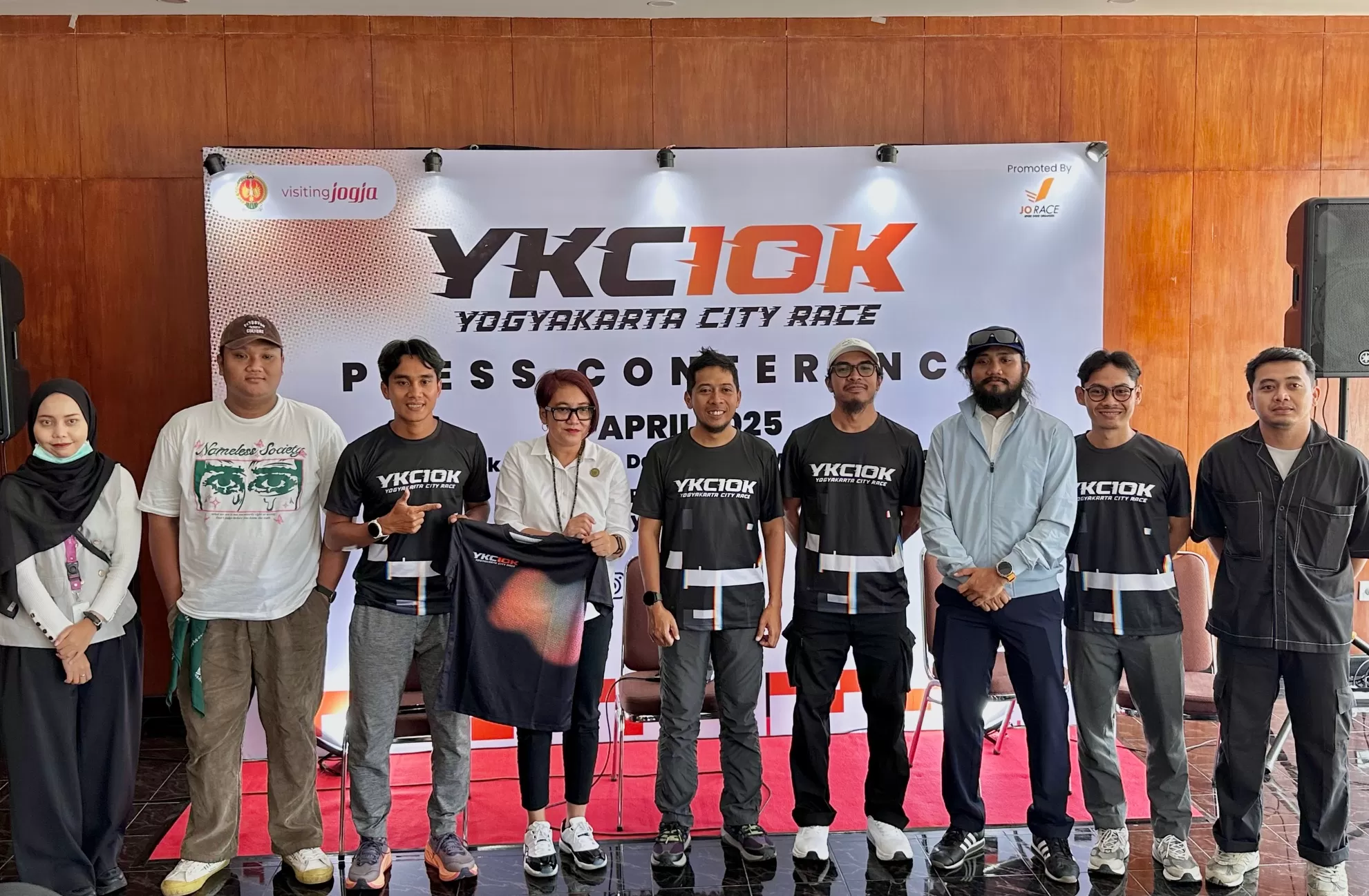   Penyelenggara YKC10K saat berfoto untuk media  ((Harminanto))