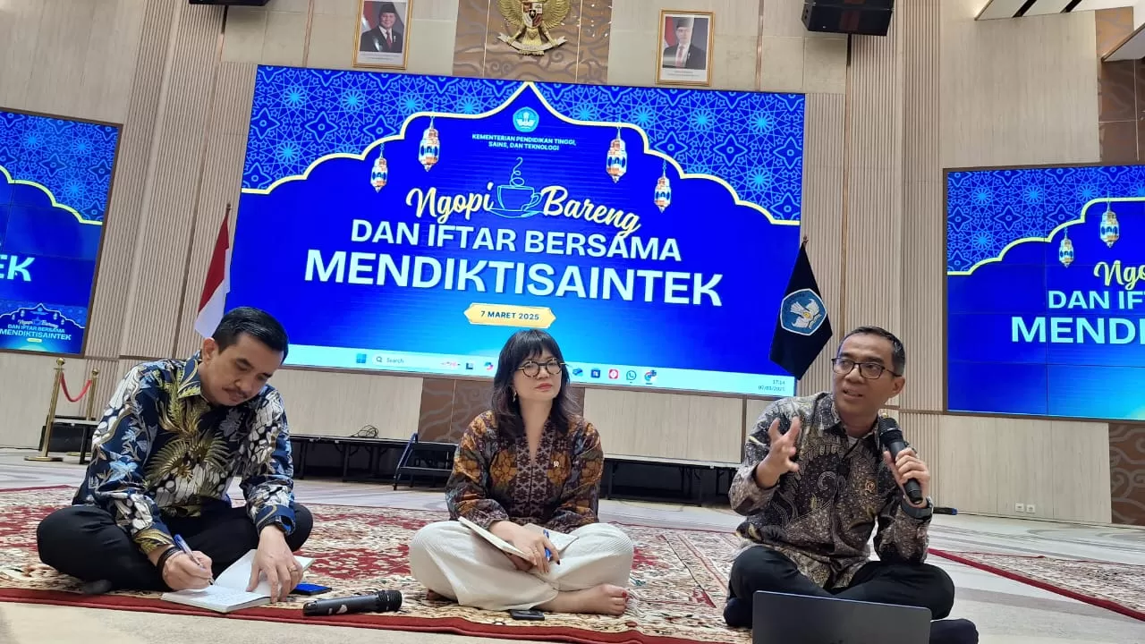 Mendiktisaintek Brian Yuliarto Acara juga dihadiri oleh Wakil Menteri Pendidikan Tinggi, Sains, dan Teknologi (Wamendiktisaintek) Stella Christie, Direktur Jenderal Riset dan Pengembangan Kemdiktisain (Rini Suryati)
