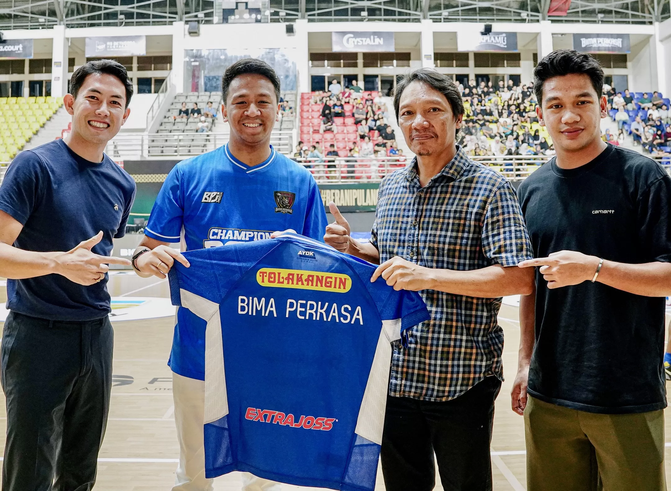 Presiden dan pemilik Bima Perkasa Jogja bersama dua pemain PSIM