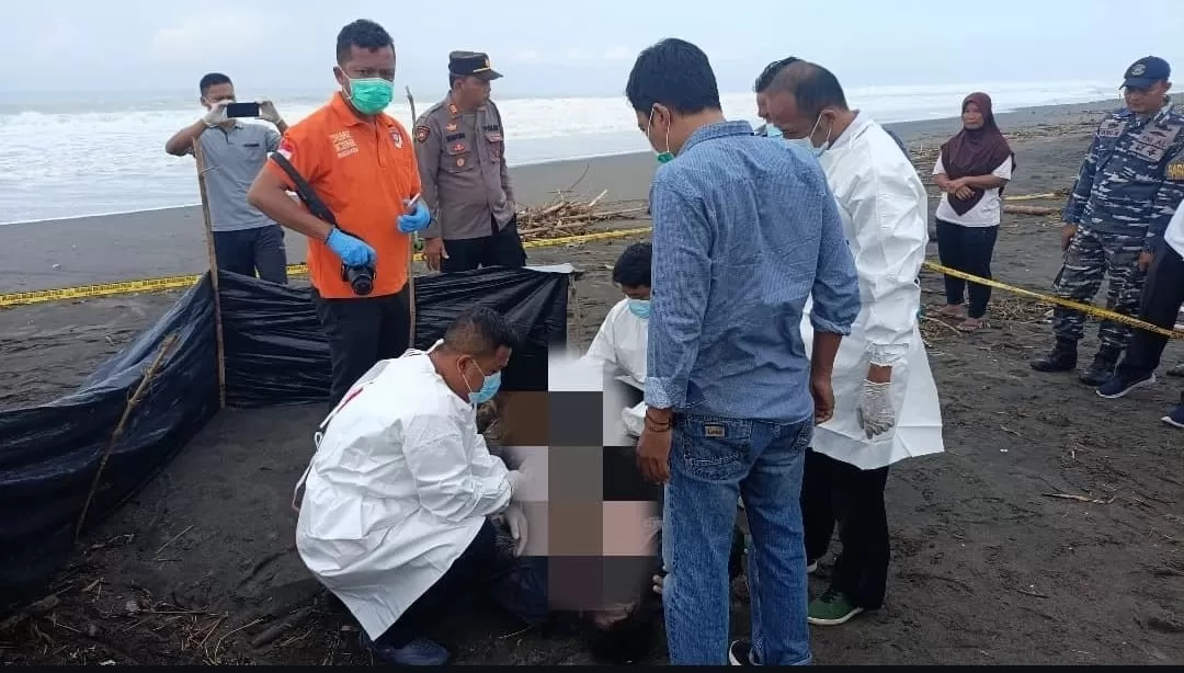 Proses evakuasi jasad korban di Pantai Keburuhan, Kecamatan Ngombol, Kabupaten Purworejo, Jawa Tengah.&nbsp;KR-Istimewa