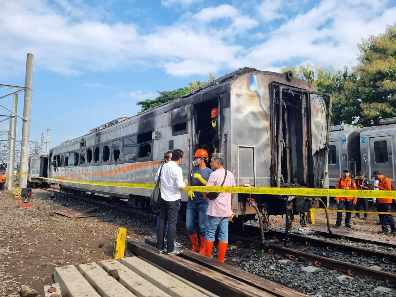   Gerbong terparkir yang terbakar di stabling Stasiun Tugu  (istimewa)
