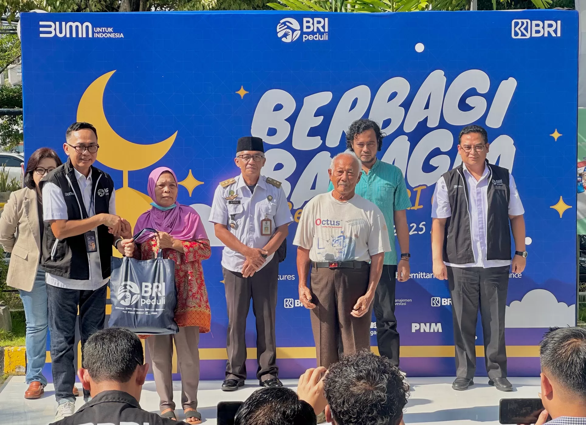 Warga menerima bantuan sembako dari BRI RO Yogyakarta (Harminanto)